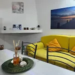 Beachfront Sea & Garden - 2br - Ac - Wifi - Bbq - Parking - Pet Friendly Hébergement de vacances *