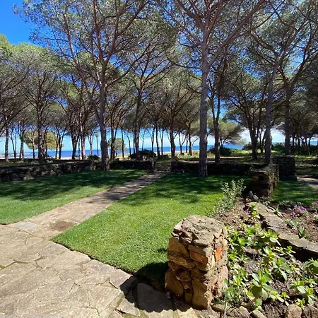 Beachfront Villa- 2br - Garden- Wifi -ac - Parking Holiday home