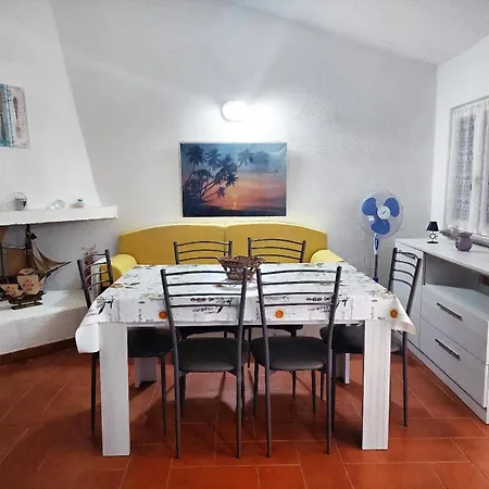 Tatil Evi Beachfront Sea & Garden - 2br - Ac - Wifi - Bbq - Parking - Pet Friendly Budoni