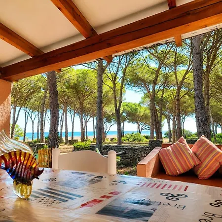 Beachfront Villa- 2br - Garden- Wifi -ac - Parking