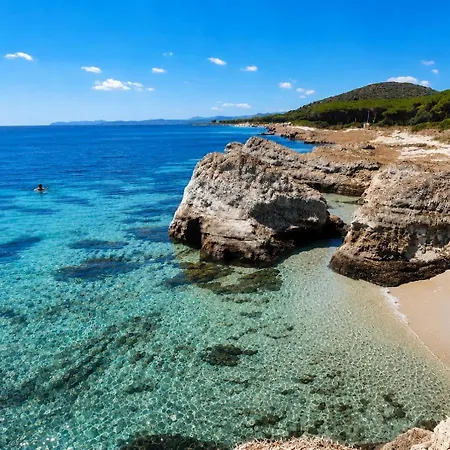 Beachfront Sea & Garden - 2br - Ac - Wifi - Bbq - Parking - Pet Friendly *