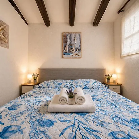 Beachfront Sea & Garden - 2br - Ac - Wifi - Bbq - Parking - Pet Friendly Dom wakacyjny