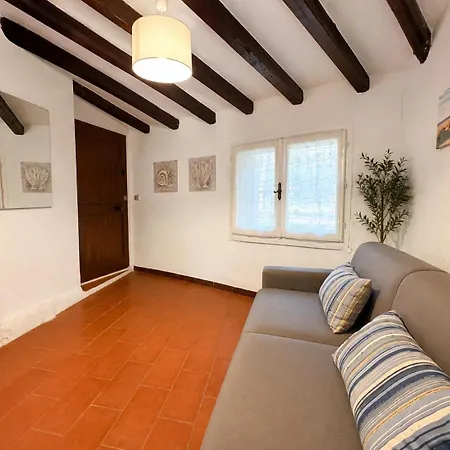 Beachfront Sea & Garden - 2br - Ac - Wifi - Bbq - Parking - Pet Friendly Сasa de vacaciones