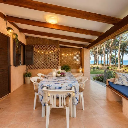 Beachfront Sea & Garden - 2br - Ac - Wifi - Bbq - Parking - Pet Friendly Dom wakacyjny *