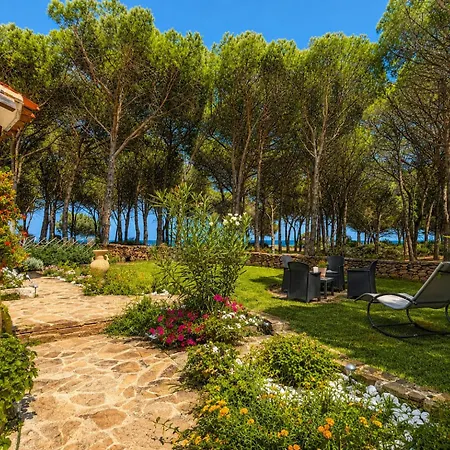 Beachfront Sea & Garden - 2br - Ac - Wifi - Bbq - Parking - Pet Friendly *