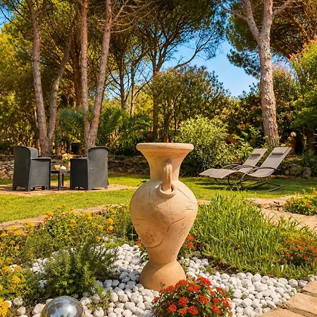 Beachfront Sea & Garden - 2br - Ac - Wifi - Bbq - Parking - Pet Friendly * Budoni