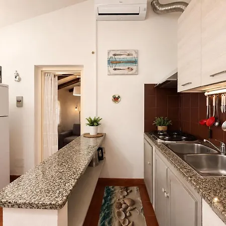 Beachfront Sea & Garden - 2br - Ac - Wifi - Bbq - Parking - Pet Friendly Сasa de vacaciones
